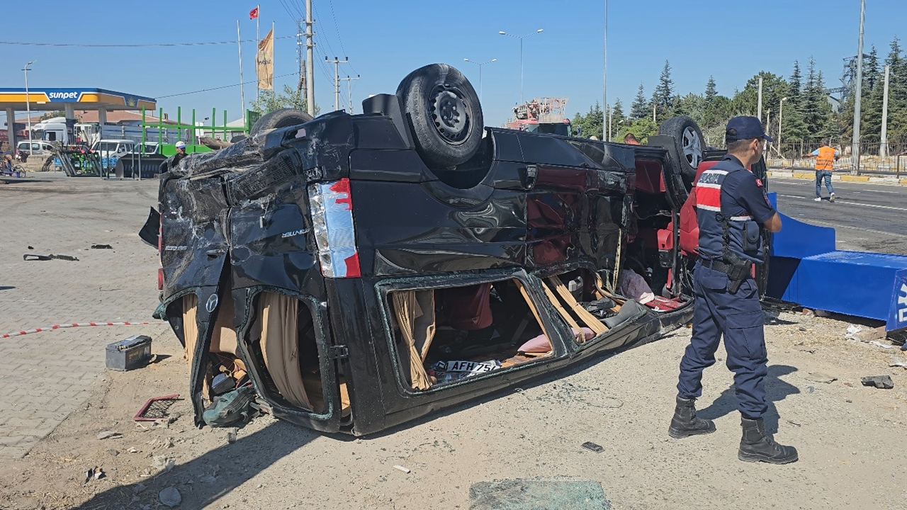 Eşmekaya Kasabasında Tır 2 Minibüse çarptı