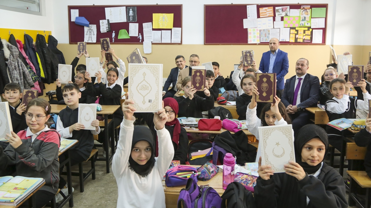 Kur’an-ı Kerim Dersini Seçen Öğrencilere TDV’den Anlamlı Hediye