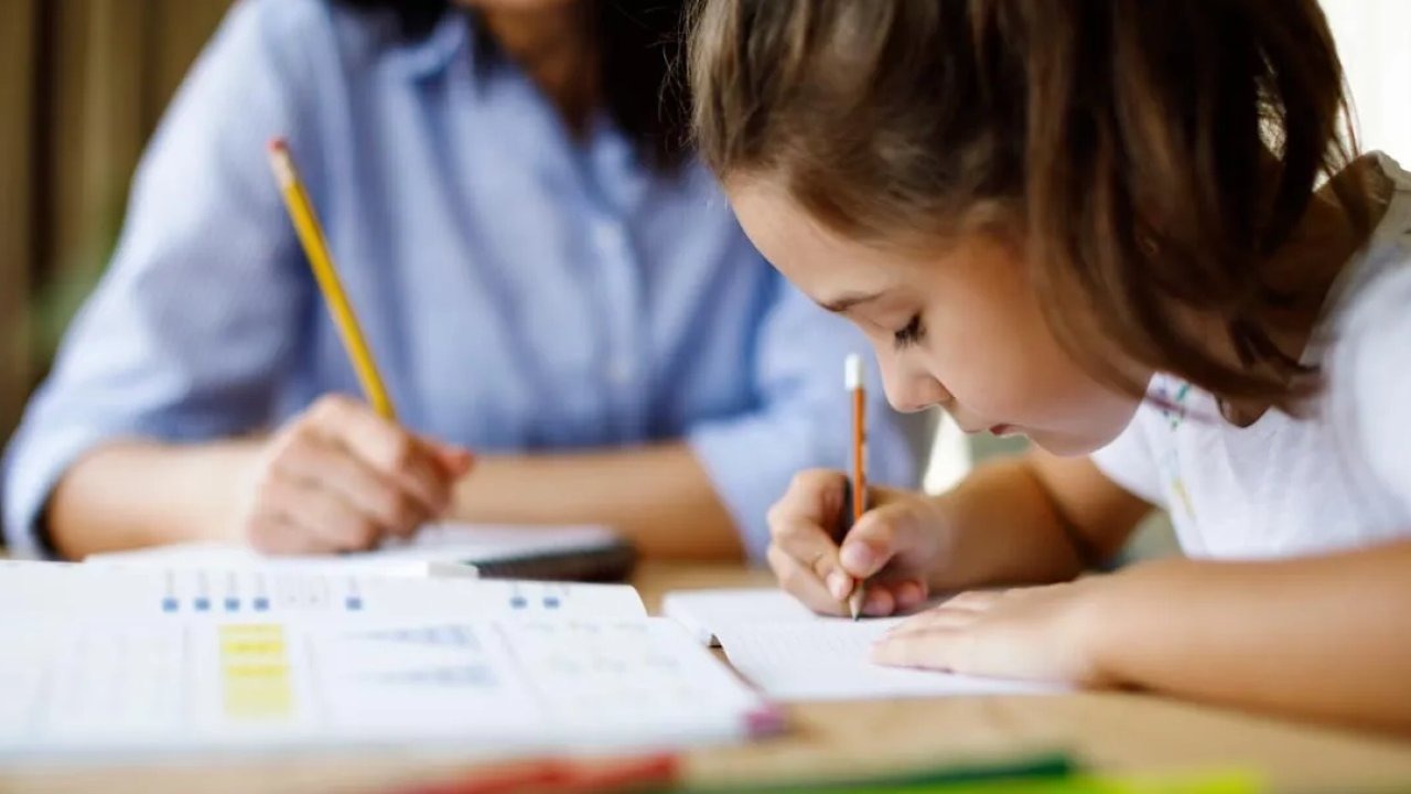 Uzmanlardan uyarı, Ev ödevleri gelişime katkı sağlıyor ama dengeli olmalı!