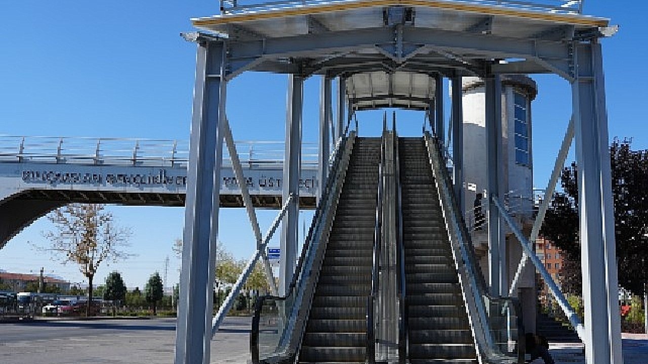 Konya Büyükşehir, Üniversite Öğrencilerinin Yoğun Kullandığı Yaya Üst Geçidine Yürüyen Merdiven Kazandırdı