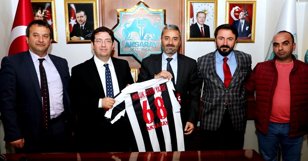 68 YENİ AKSARAYSPOR KULÜBÜ YÖNETİMİ BAŞKAN YAZGI’YA FORMA HEDİYE ETTİ