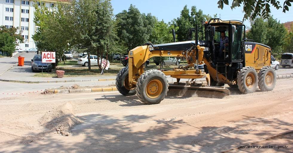 AKSARAY BELEDİYESİ, AKSARAY DEVLET HASTANESİNİN YENİ OTOPARK ALANLARINI ASFALTLIYOR 