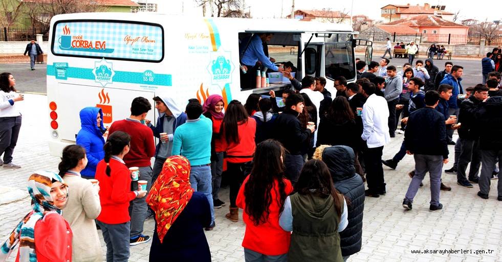 AKSARAY BELEDİYESİNDEN LİSE ÖĞRENCİLERİNE SICAK ÇORBA İKRAMI