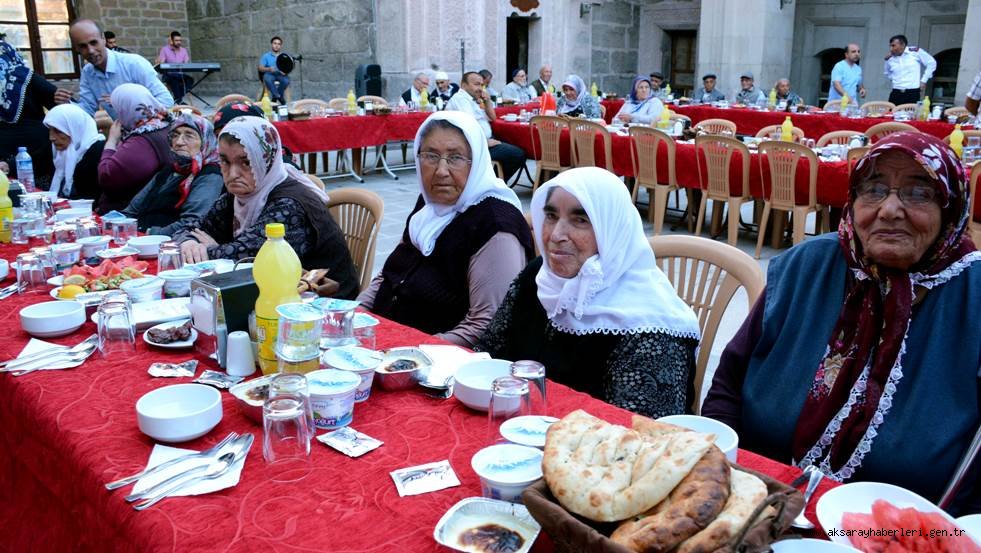 AKSARAY BELEDİYESİNİN İFTAR SOFRASINA HUZUREVİ SAKİNLERİ MİSAFİR OLDU