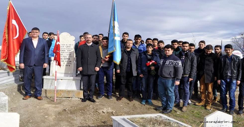 AKSARAY ÜLKÜ OCAKLARI ÜLKÜCÜ ŞEHİT ŞEVKİ DEMİR'İ MEZARI BAŞINDA ANDI