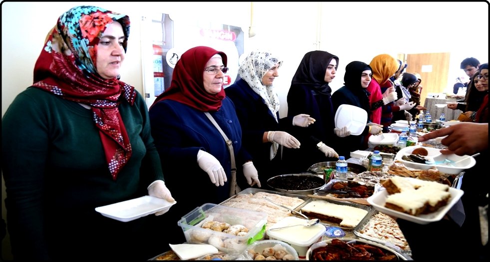 AKSARAY ÜNİVERSİTESİ'NDE YETİMLER İÇİN KERMES DÜZENLENDİ 