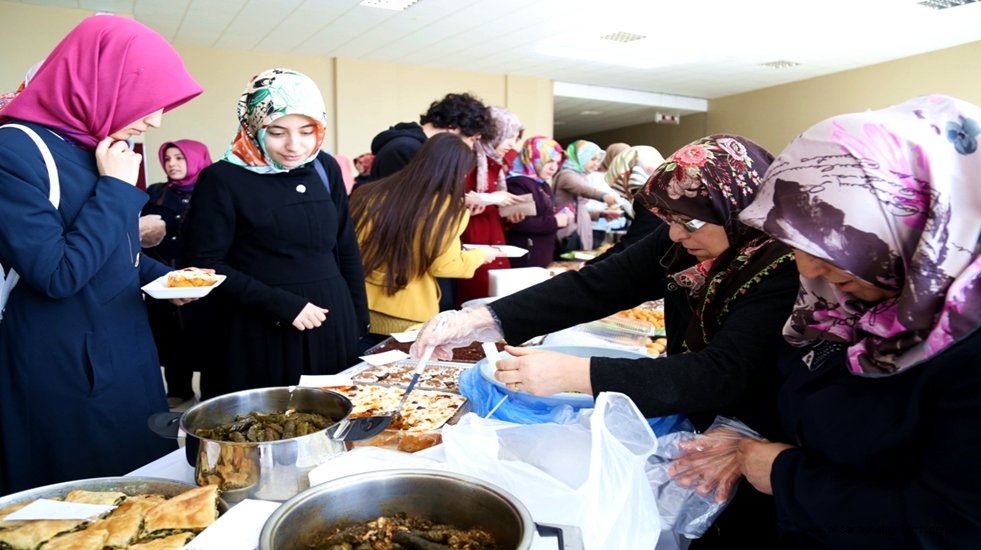 AKSARAY ÜNİVERSİTESİ’NDE “YETİMLERLE EL ELE” KERMESİ