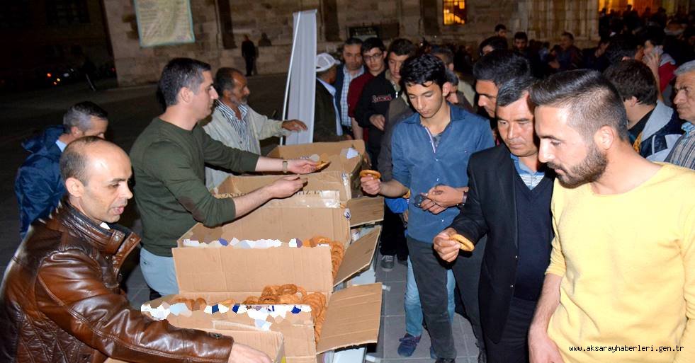 AKSARAY&#039;DA VATANDAŞLARA KANDİL SİMİDİ VE ÇAY İKRAMI