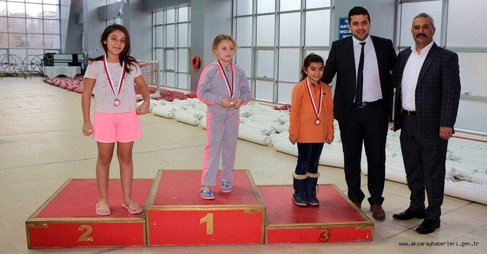 AKSARAYLI KÜÇÜK BEREN YÜZMEDE 3.OLDU