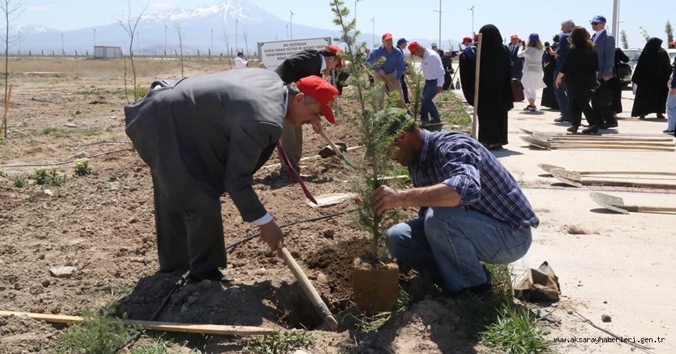 ASÜ’DE KUTLU DOĞUMA ÖZEL FİDAN DİKME ÇALIŞMASI