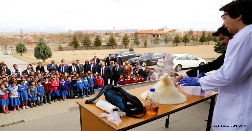 ASÜ HARMANDALI KÖYÜ’NE KÜTÜPHANE KURDU