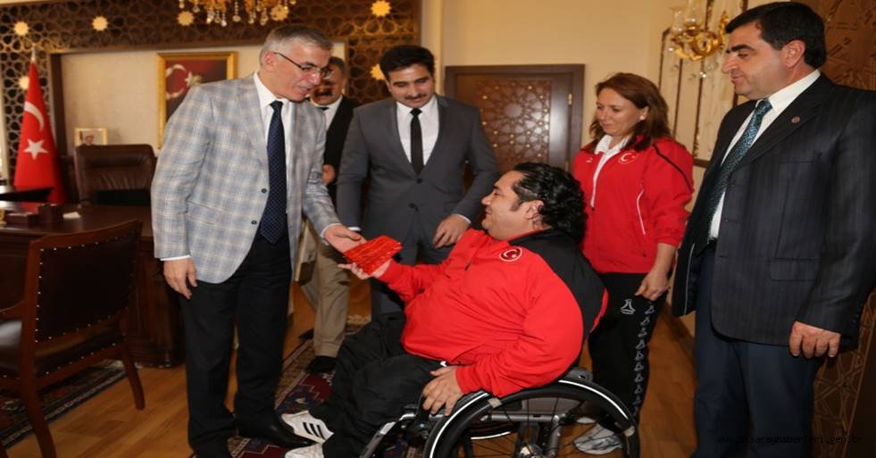 BAŞARILI SPORCULAR ALTINLA ÖDÜLLENDİRİLDİ