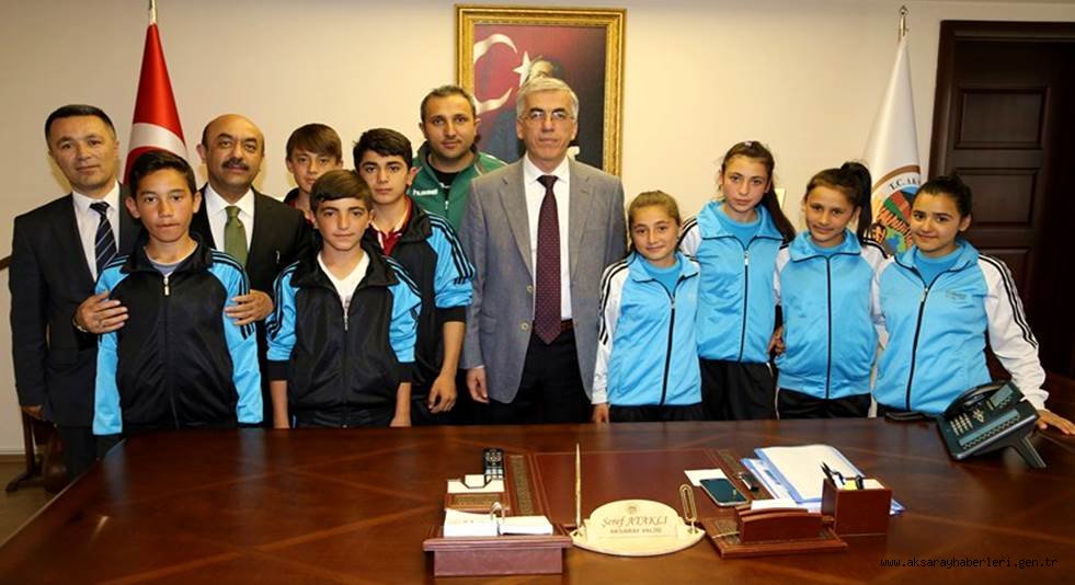 BAŞARILI SPORCULARDAN VALİ ŞEREF ATAKLI’YA ZİYARET
