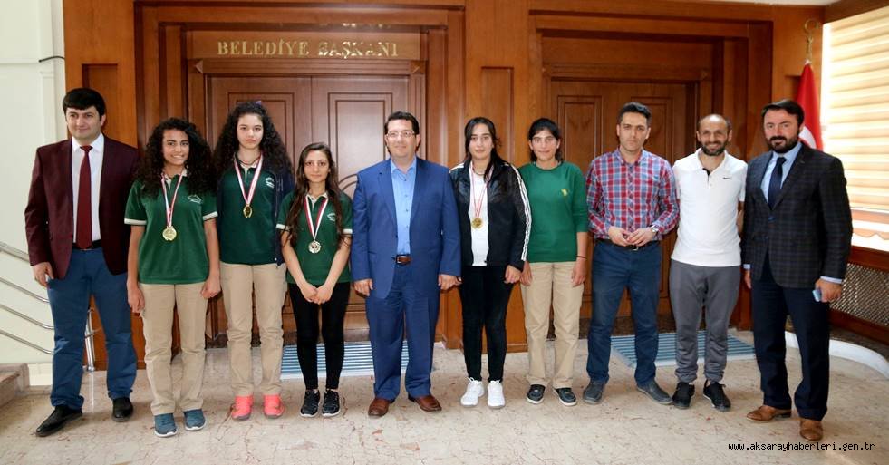 BAŞKAN YAZGI’DAN ŞAMPİYON TENİSÇİLERE DESTEK