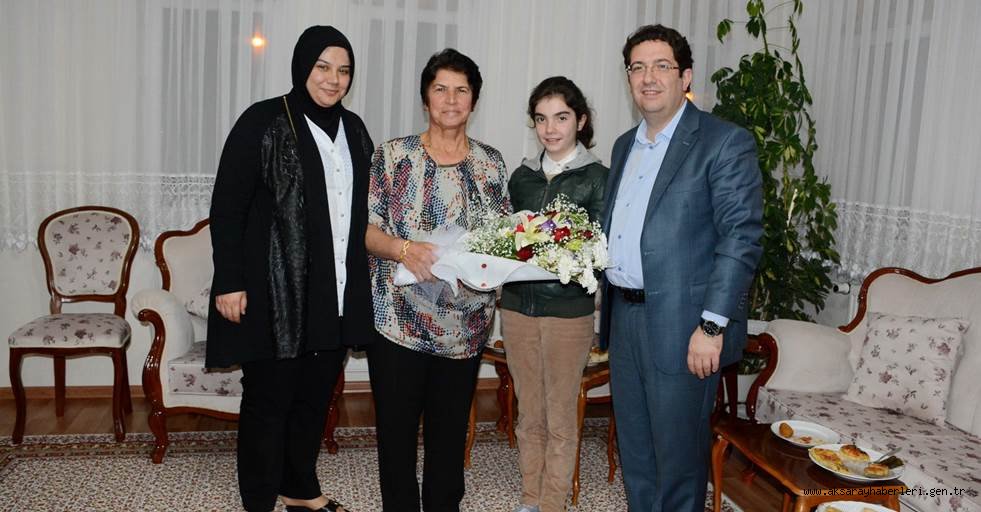 BAŞKAN YAZGI, İLKOKUL ÖĞRETMENİNİ EVİNDE ZİYARET EDEREK ÖĞRETMENLER GÜNÜ’NÜ KUTLADI
