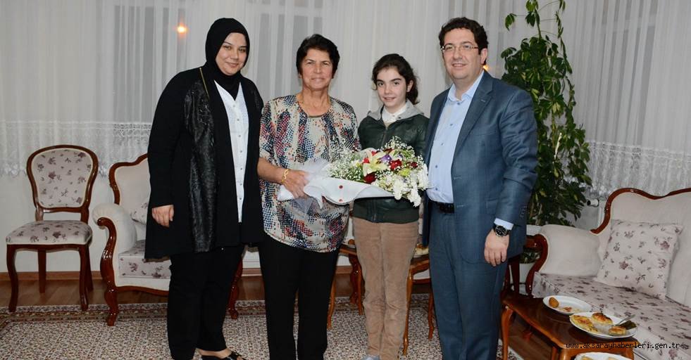 BAŞKAN YAZGI, İLKOKUL ÖĞRETMENİNİ EVİNDE ZİYARET EDEREK ÖĞRETMENLER GÜNÜ'NÜ KUTLADI