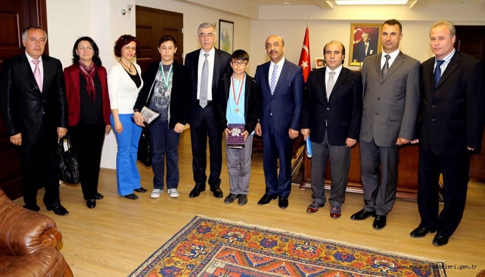 DÜNYA BİRİNCİSİ VE DÜNYA ÜÇÜNCÜSÜ ÖĞRENCİLER VALİ ŞEREF ATAKLI’YI ZİYARET ETTİ