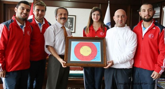 DÜNYA ÜÇÜNCÜSÜ OLAN OKÇULAR REKTÖR ACAR'I ZİYARET ETTİLER