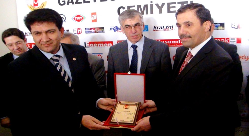 GAZETECİLERDEN NUTKU AKIN’A TEŞEKKÜR PLAKETİ