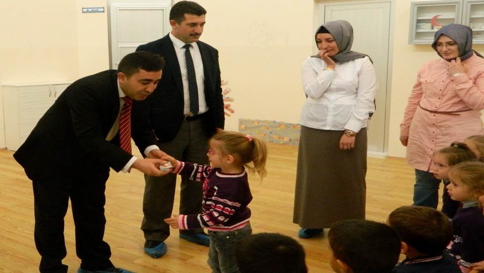 GÜLAĞAÇ’TA ÖĞRENCİLERE AĞIZ BAKIM SETİ DAĞITILDI