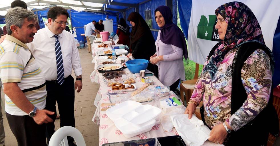 İNSAN VE MEDENİYET HAREKETİ’NİN KERMESİNE ZİYARET