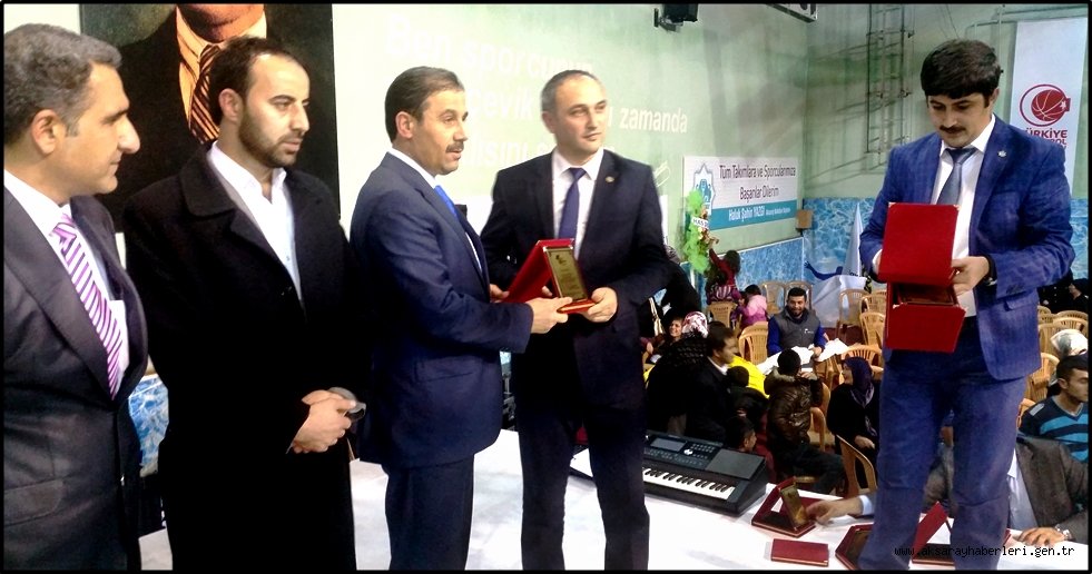 İŞ ADAMI NUTKU AKIN’A KATKILARINDAN DOLAYI PLAKET