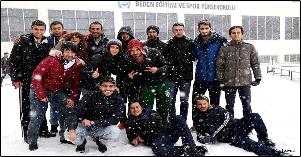 KAR YAĞIŞI KAMPÜSTE RENKLİ GÖRÜNTÜLER OLUŞTURDU