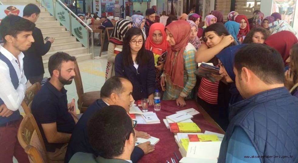MİLLETVEKİLİ ADAYI AYDOĞDU, GENÇLERE KİTAPLARINI İMZALADI