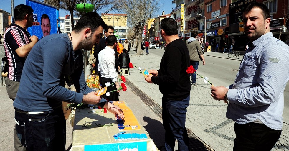 NUTKU AKIN'DAN 3 BİN KARANFİLLİ KADINLAR GÜNÜ KUTLAMASI