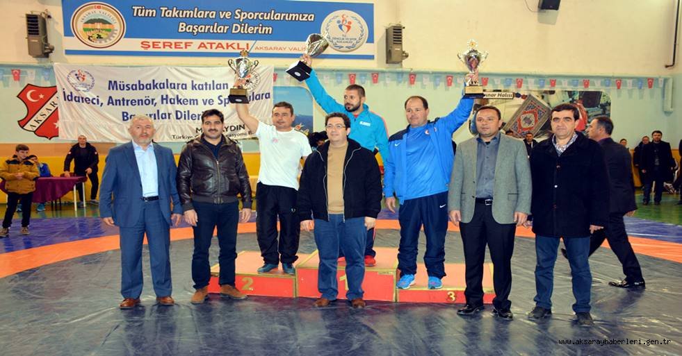 ŞAMPİYON GÜREŞÇİLERE MADALYA