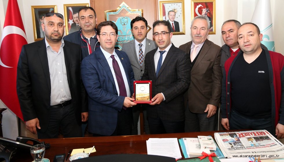 SÜRÜCÜ KURSLARI DERNEĞİ YÖNETİMİNDEN BAŞKAN YAZGI’YA TEŞEKKÜR PLAKETİ