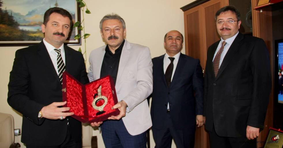 TÜRKİYE HALK SAĞLIĞI KURUM BAŞKAN YARDIMCISI BAŞARILI’YA TEŞEKKÜR PLAKETİ