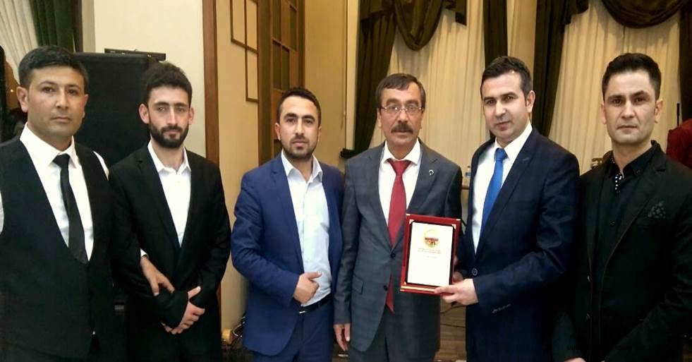 ÜNAL KAYA’YA AKSARAYLILAR’DAN ANADOLUYA HİZMET PLAKETİ
