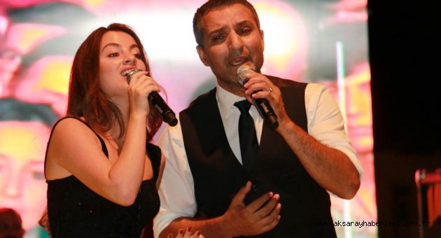 ÜNLÜ SANATÇI RAFET EL ROMAN AKSARAY’DA HAYRANLARIYLA BULUŞTU
