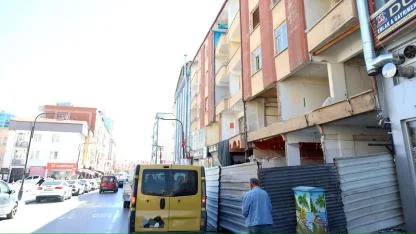 Aksaray Eski Sanayi Caddesi’nde Güvensiz Yapılar Kentsel Dönüşümle Yıkılıyor