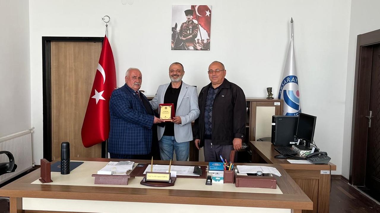 VİLAYET KIVILCIMINI YAKAN CEMİYET BAŞKANININ PLAKETİ EVLADINA!