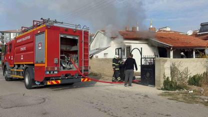 Aksaray'da bir kişi Annesinin evini ateşe verip kaçtı