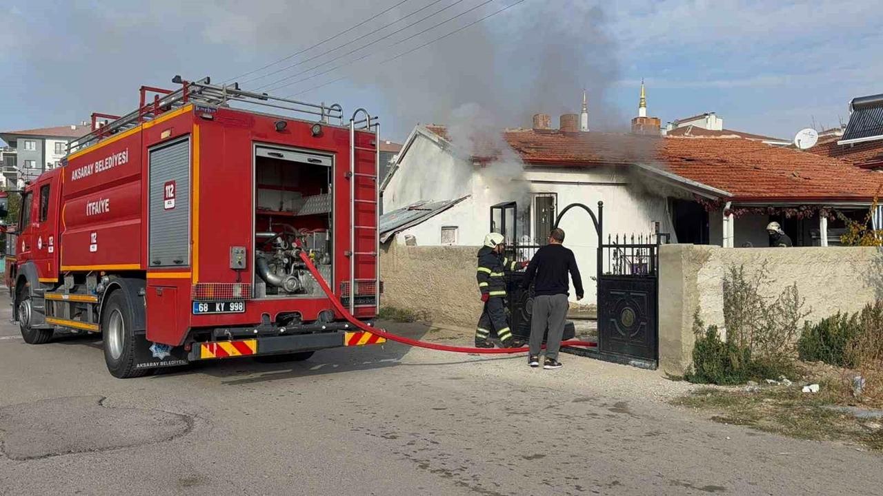 Aksaray'da bir kişi Annesinin evini ateşe verip kaçtı