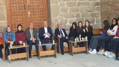 DOÇENT ATA’NIN ÖĞRENCİLERLE LEYLÜ NEHAR BULUŞMASI