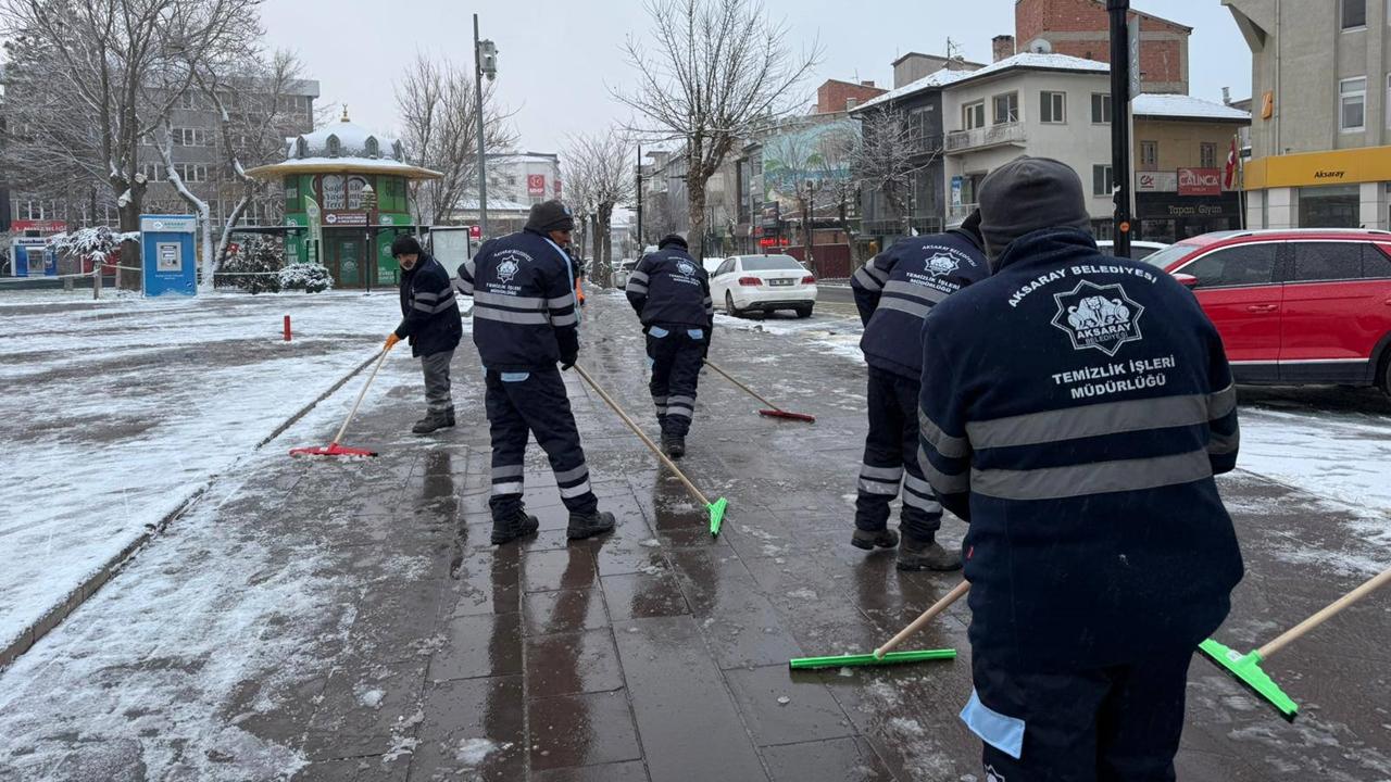 Aksaray Belediyesi Kar Yağışıyla Birlikte 29 Aralık Sabahı itibariyle Kent Genelinde Çalışmalarını Sürdürüyor