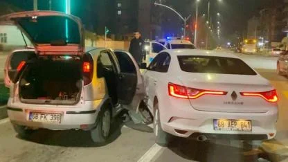 Aksaray'da Alkollü sürücü emniyet müdürünün bulunduğu makam aracına çarptı