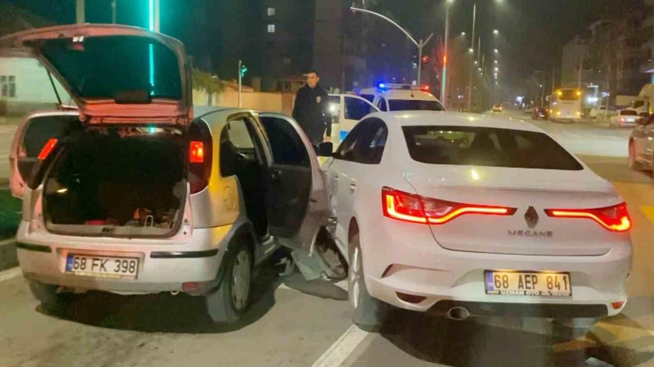Aksaray'da Alkollü sürücü emniyet müdürünün bulunduğu makam aracına çarptı