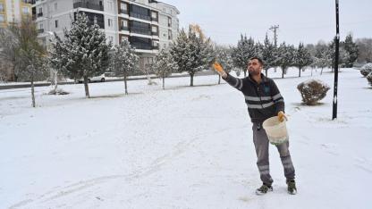 Aksaray'da Soğuk ve Karlı Günlerde Doğadaki Kuşlar Unutulmadı