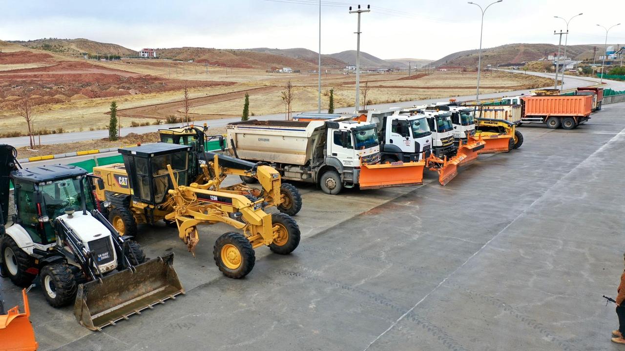 Dört gözle Kar yağmasını bekliyoruz! Aksaray Belediyesi 900 Ton Tuz Ve 36 Araçla Kış Şartlarına Hazır