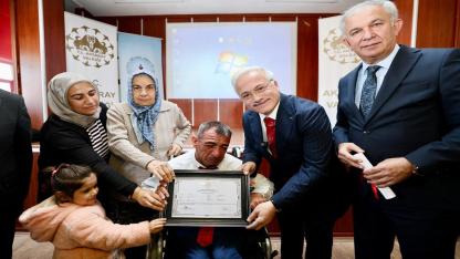 “Sayın Valim, okuma yazma öğrenmek istiyorum” diyen Dertli Cumali hayaline kavuştu