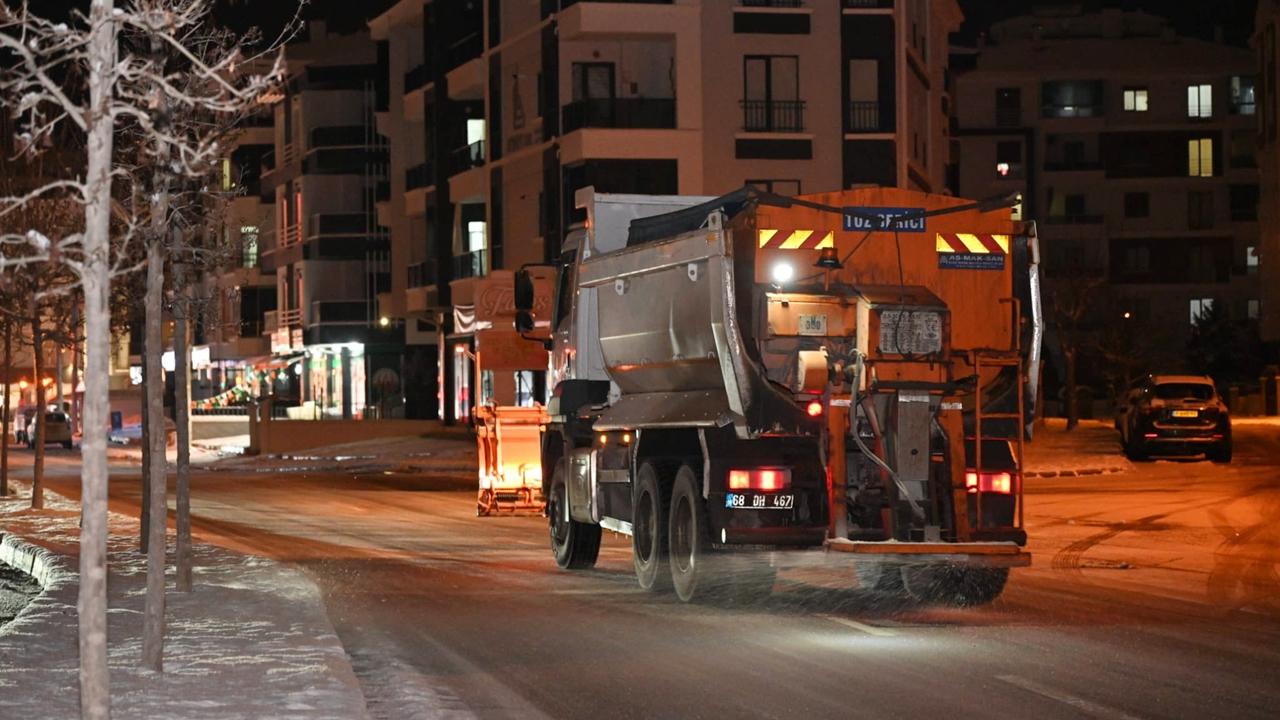 Aksaray'da Eksi 12 Dereceye Düşen Sıcaklıkta Belediye Ekipleri Gece Boyu Çalışma yürüttü