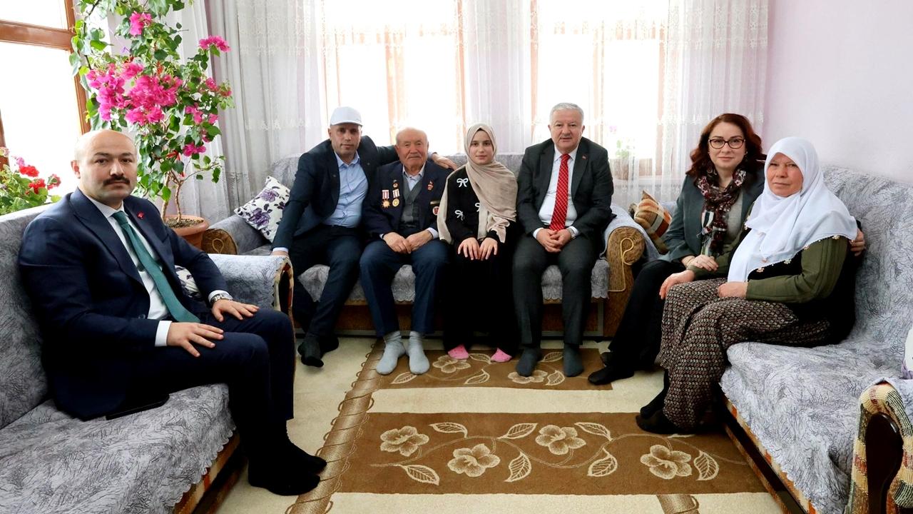 Aksaray'ın Yeni Valisi Murat Duru ayağının tozuyla Şehit Ailesi ve Gazileri Ziyaret Etti