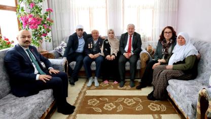 Aksaray'ın Yeni Valisi Murat Duru ayağının tozuyla Şehit Ailesi ve Gazileri Ziyaret Etti
