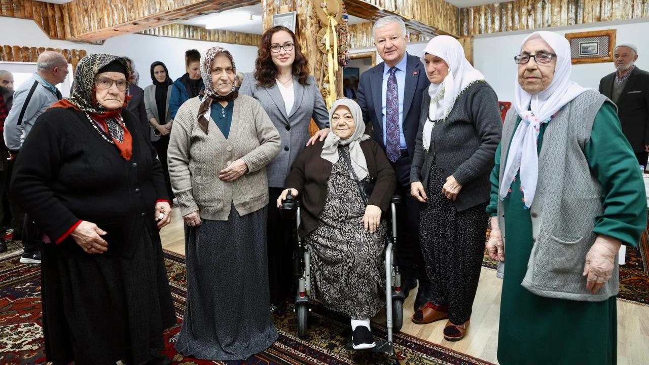 Vali Murat Duru ve Eşi Elif Duru Huzurevi Sakinleriyle Bir Araya Geldi