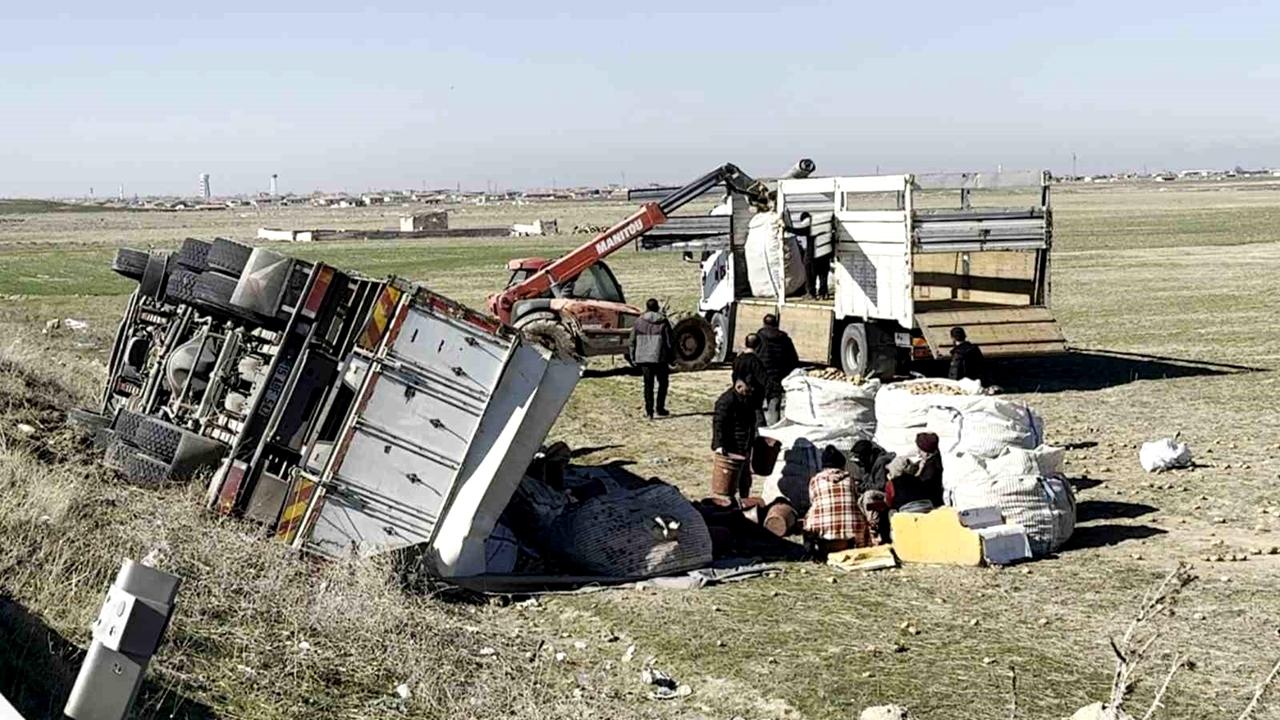 Aksaray Konya Kara yolunda Patates Yüklü Kamyon Şarampole devrildi